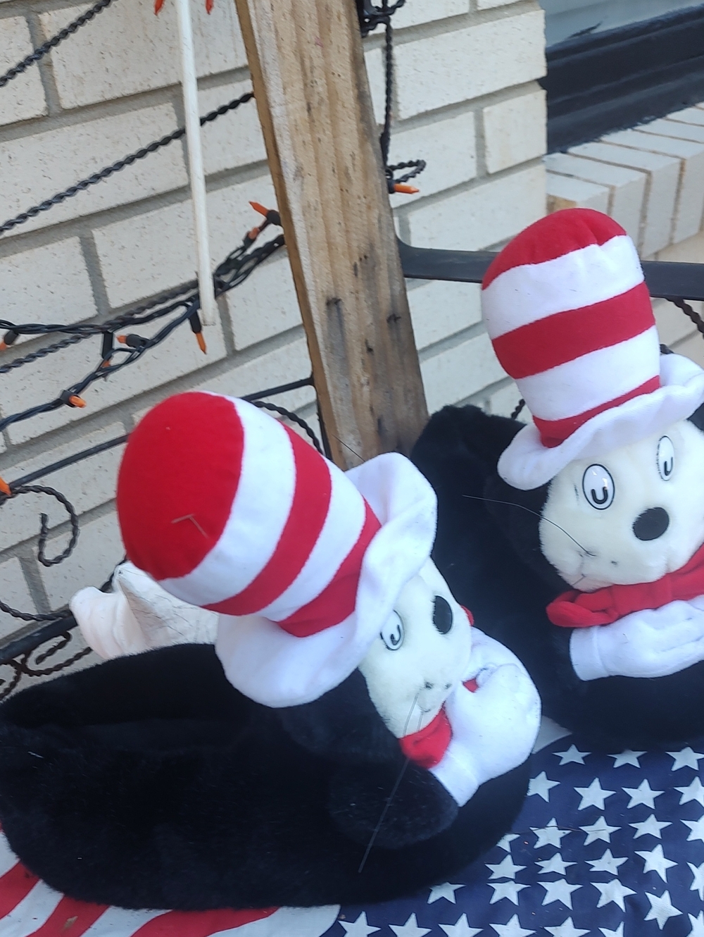 Dr. Seuss Cat in the Hat Plush Slippers - Red, White & Black Size 7/8 1/2 - Picture 2 of 9
